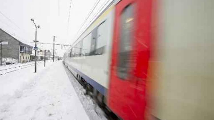 Twee treinen geblokkeerd in Ciney door winterweer