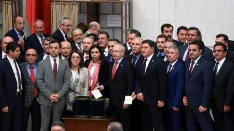 Turks parlement keurt grondwetshervorming goed die macht Erdogan vergroot