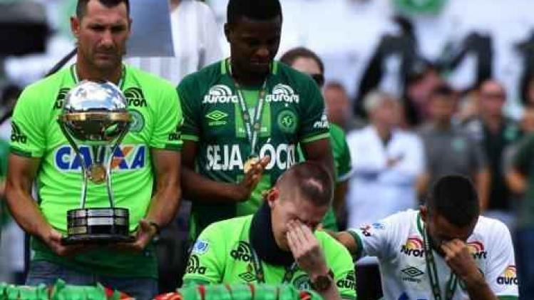 Overlevende spelers van het Chapecoense-drama ontvangen trofee Copa Sudamericana