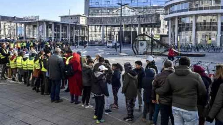 Ruim duizend Gentenaars vormen menselijke ketting om stadsbibliotheek te verhuizen