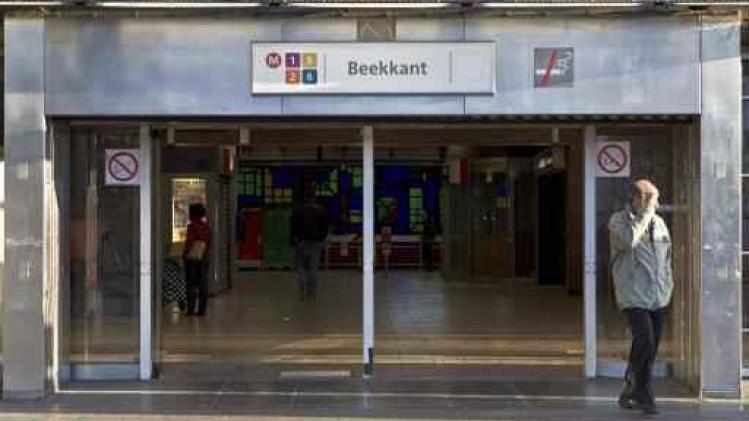 Twee veiligheidsagenten toegetakeld in metro Beekkant