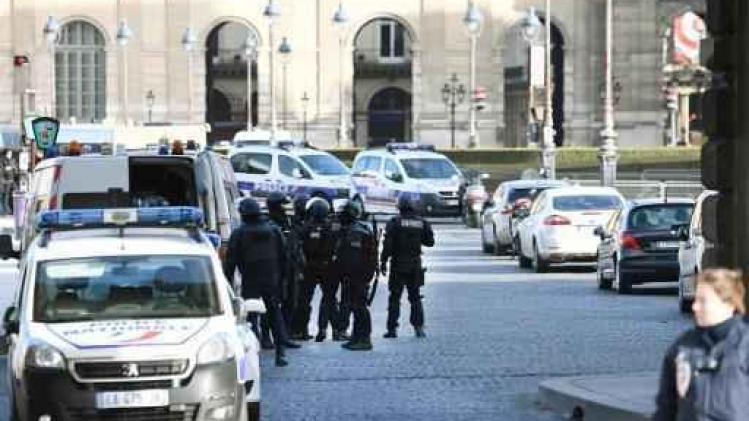 Aanvaller aan Louvre in Parijs had machete en riep "Allahoe Akbar"