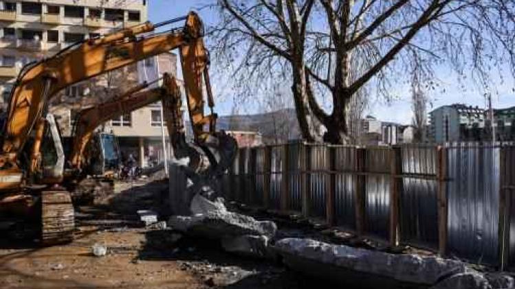 Servië breekt omstreden muur af