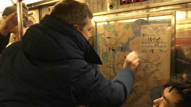 Antibacteriële handgel om nazitekens in metro weg te schrobben
