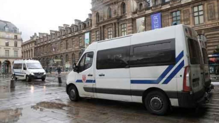 Aanval aan Louvre Parijs - Aanvaller Louvre geeft politie zijn versie van de feiten