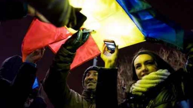 Duizenden Roemenen kleuren de straat met Roemeense vlag