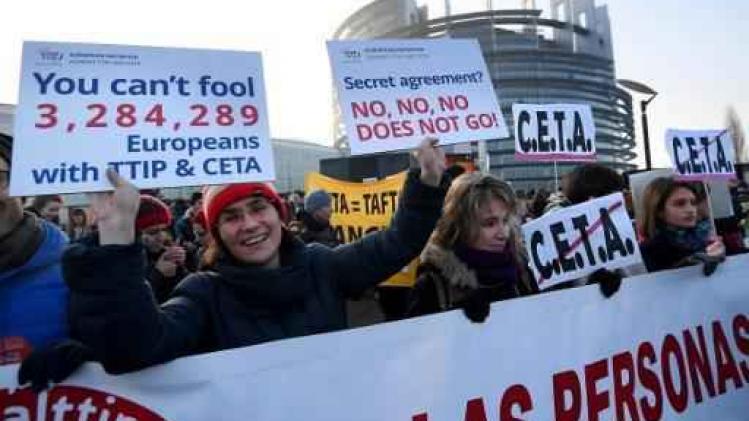 Protest bij aanvang CETA-debat in Europees Parlement
