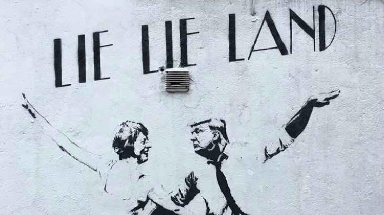 May en Trump op graffitiwerk van Bambi
