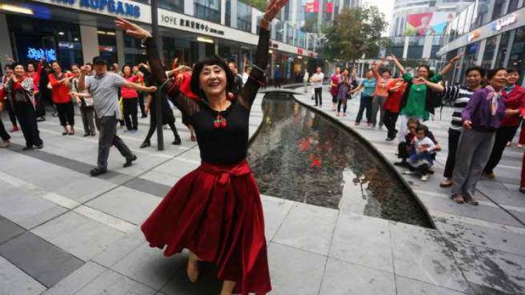 Chinese vrouw danst op straat