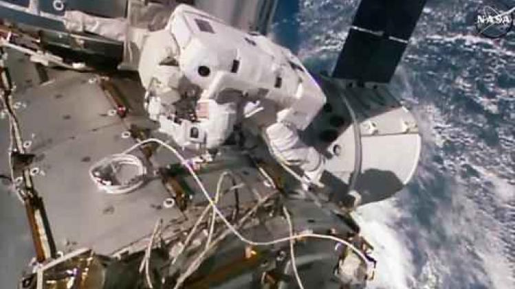Dragon-capsule met één dag uitstel dan toch aan ISS gekoppeld