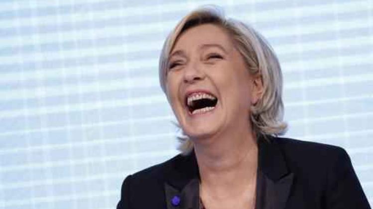 Topless activiste verstoort toespraak Le Pen