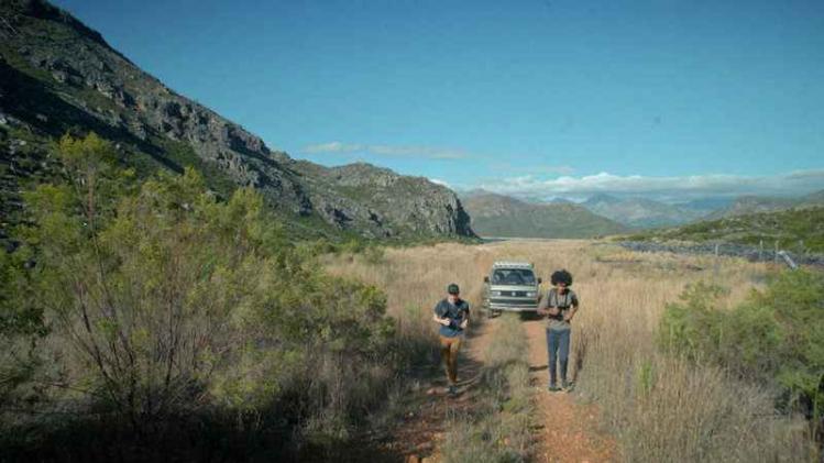 Deelnemers Bouba en Sam in een Zuid-Afrikaans landschap