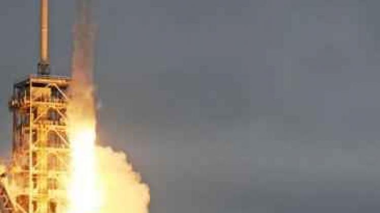 SpaceX gaat eind 2018 twee toeristen de ruimte insturen