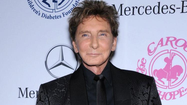 Barry Manilow marries manager