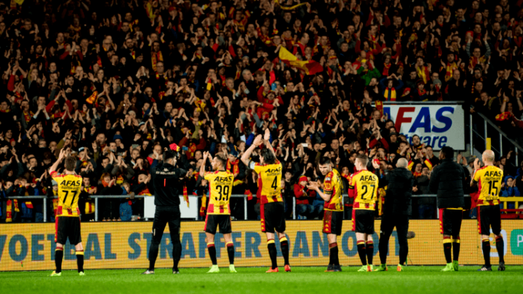 De spelers van KV Mechelen groeten het publiek na de 3-2 overwinning tegen Anderlecht