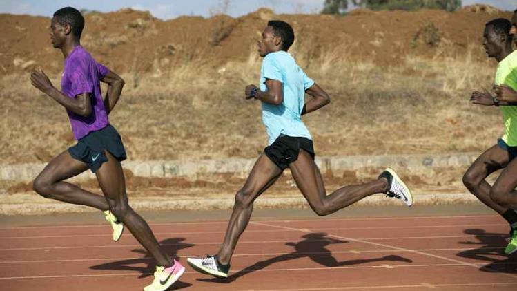 Ethiopische atleten werken een training af voor de marathon