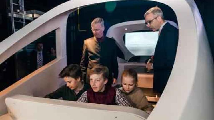 Koning Filip brengt met drie jongste kinderen bezoek aan Train World