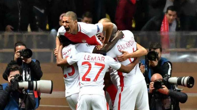 De spelers van Monaco vieren het openingsdoelpunt