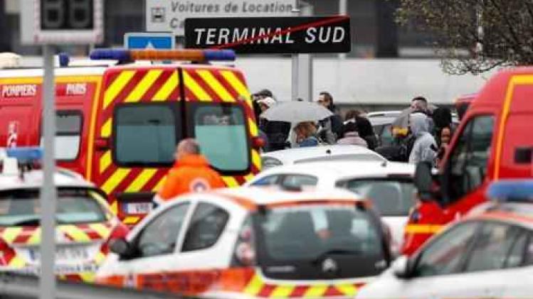 Man doodgeschoten op luchthaven Parijs-Orly - Dader gooide soldate op de grond
