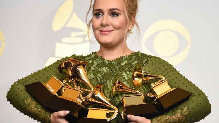 Adele bezoekt de set van ‘Neighbours'