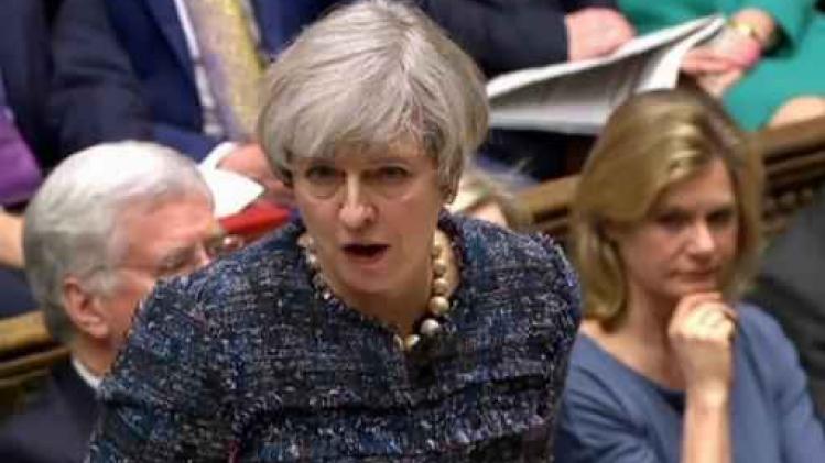 Theresa May in veiligheid na terreurdaad rond Brits parlement