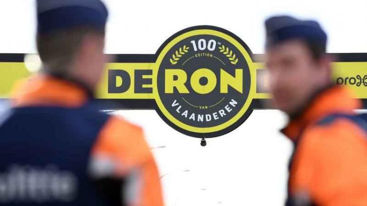 Twee agenten houden een oogje in het zeil tijdens de Ronde van Vlaanderen