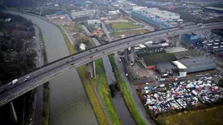 Bestelwagen met 13 inzittenden verongelukt op viaduct van Vilvoorde