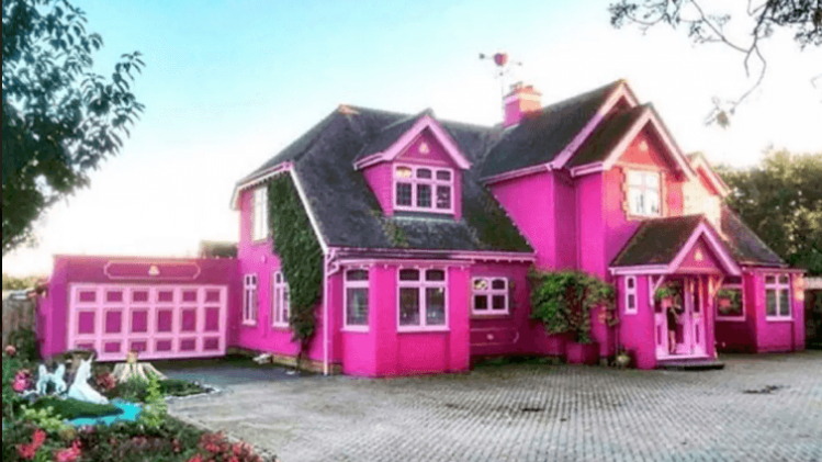 Boek een overnachting in dit levensgrote Barbie en Ken-huis