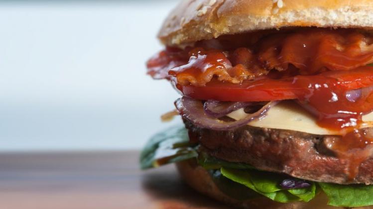 Wereldrecord hamburgers eten in een minuut is scherper gesteld