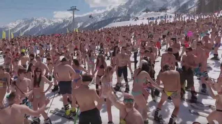 Skiërs in zwempak azen op wereldrecord