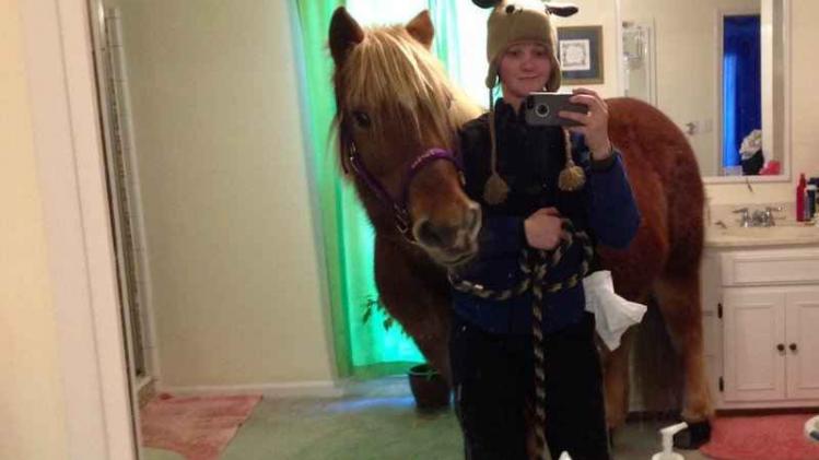 Vrouw brengt paard naar de badkamer voor beestige selfie