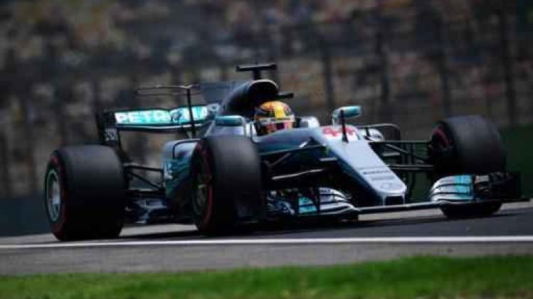 Lewis Hamilton verovert pole