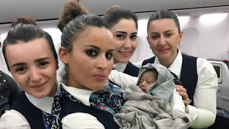 Stewardessen helpen vrouw bevallen op vliegtuig
