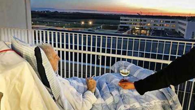 Tegen de ziekenhuisregels in mag terminale patiënt genieten van sigaret en glas wijn