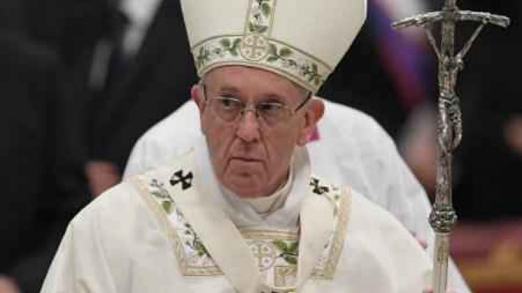 Paus roept tijdens paaswake op om het leed van de mensen niet te negeren
