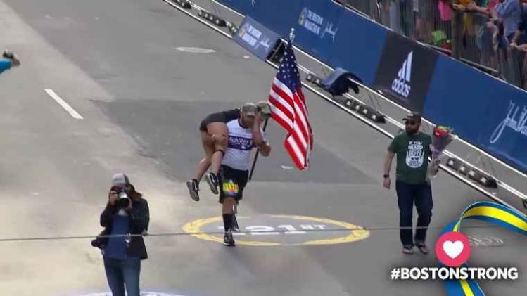 Marathonloper met beenprothese draagt vrouw over finish
