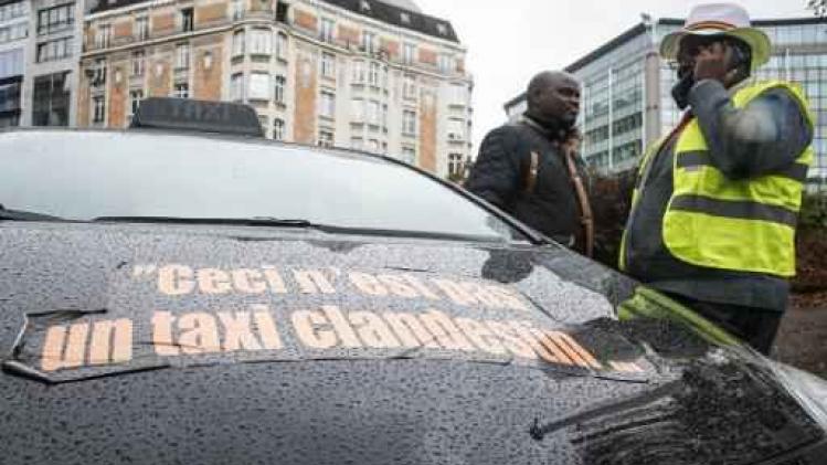 Vakbonden verbaasd over verregaande deregulering in taxivoorstel van Smet