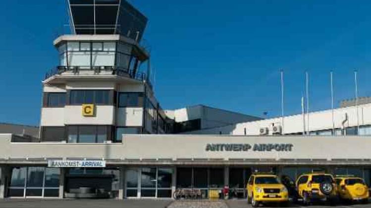 Boek en nieuwe vertrekhal voor luchthaven van Antwerpen
