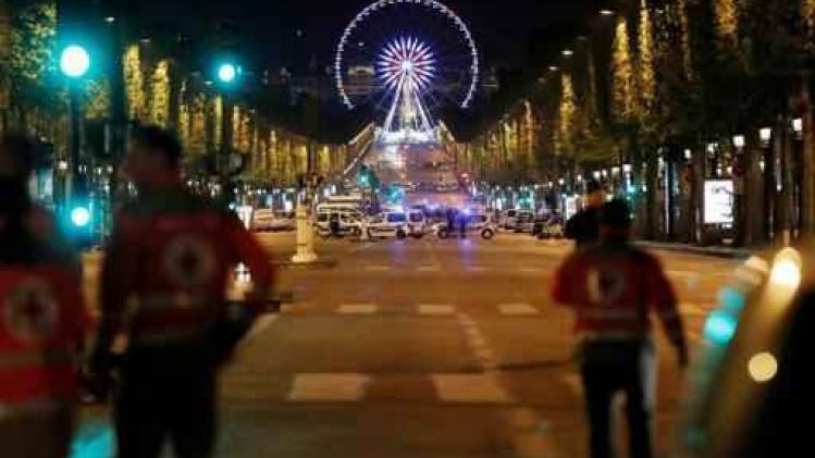 Twee gewonde politieagenten buiten levensgevaar na schietpartij Champs-Elysées