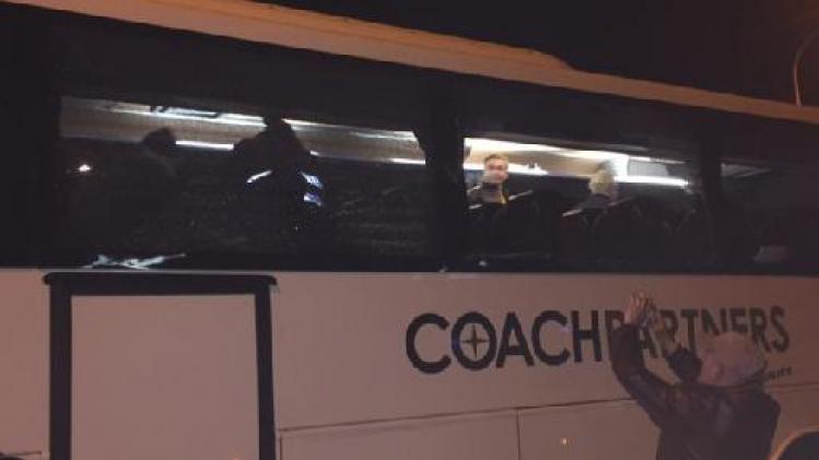 Jupiler League - Supportersbus Union bekogeld op weg naar huis