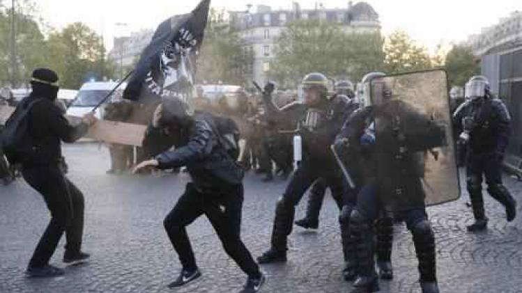 Franse Presidentsverkiezingen - Linkse betogers raken slaags met ordediensten in centrum van Parijs