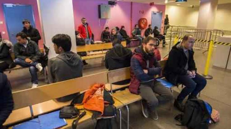 Student ketent zichzelf vast aan ingang kantoren Dienst Vreemdelingenzaken