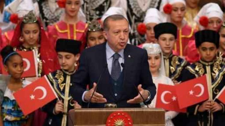 Turks referendum - Erdogan wordt op 2 mei weer lid van de AKP
