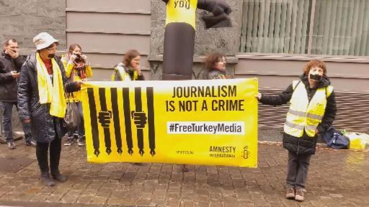 Amnesty overhandigt 18.000 handtekeningen om vrijlating Turkse journalisten te eisen