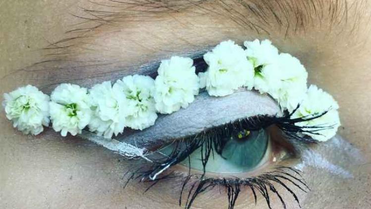 Make-upartiest tovert je ogen om tot bloemenparadijs