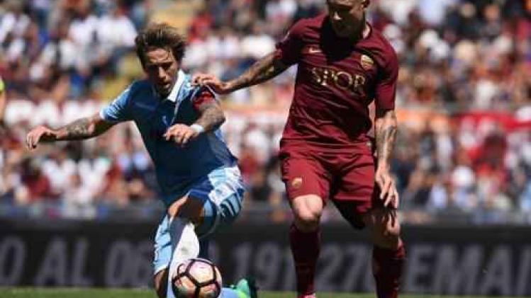 Belgen in het buitenland - Radja Nainggolan als pop opgehangen aan brug in Rome