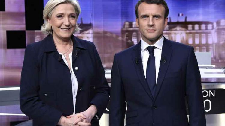 Paraplu moet Le Pen en Macron beschermen