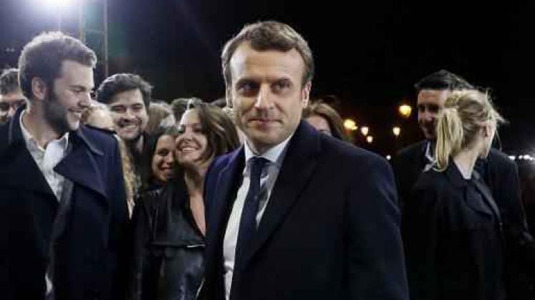 Emmanuel Macron naast François Hollande voor de feestelijkheden van 8 mei