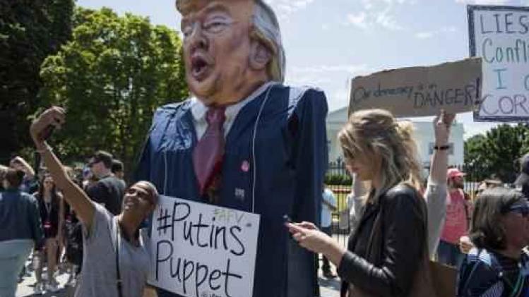 Honderden betogers protesteren tijdens lunchpauze tegen ontslag Comey