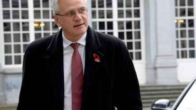 Peeters vraagt opsporingsonderzoek naar misbruik dagcontracten